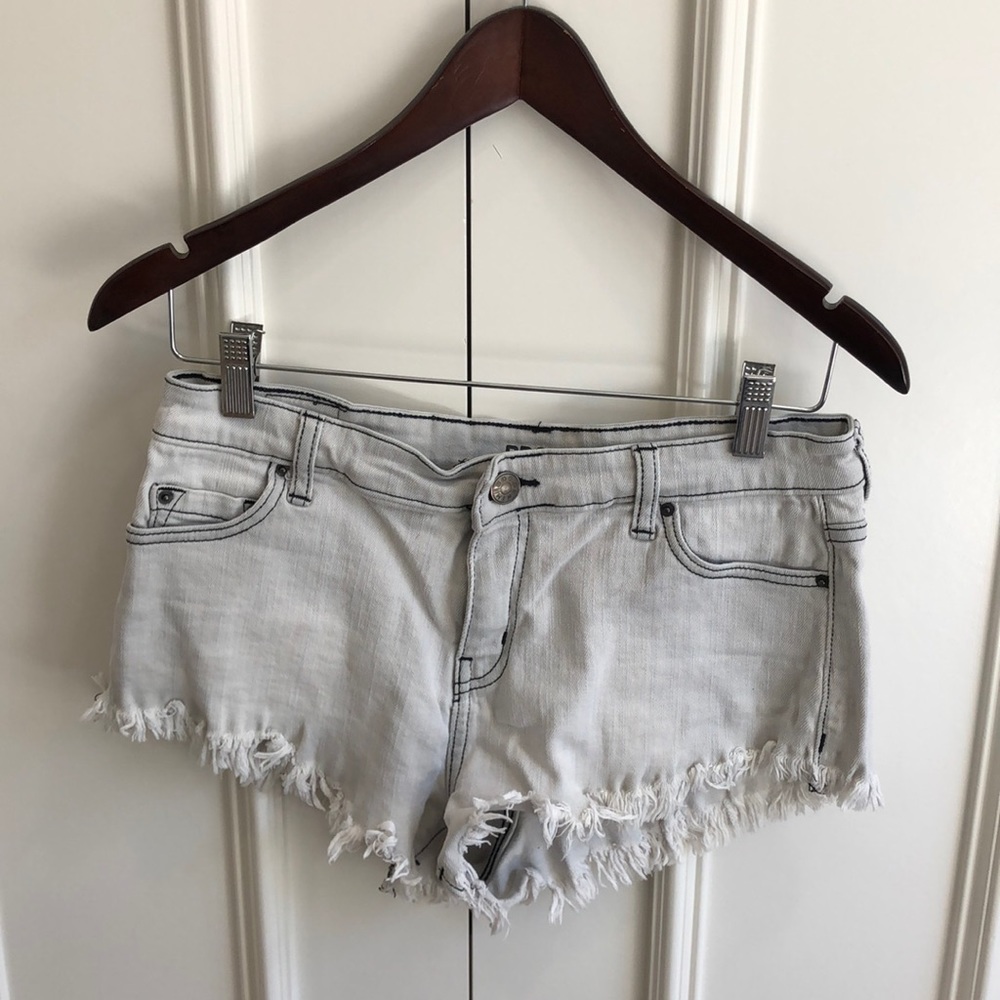 BGD light grey / off white shirt jean shorts with fringe